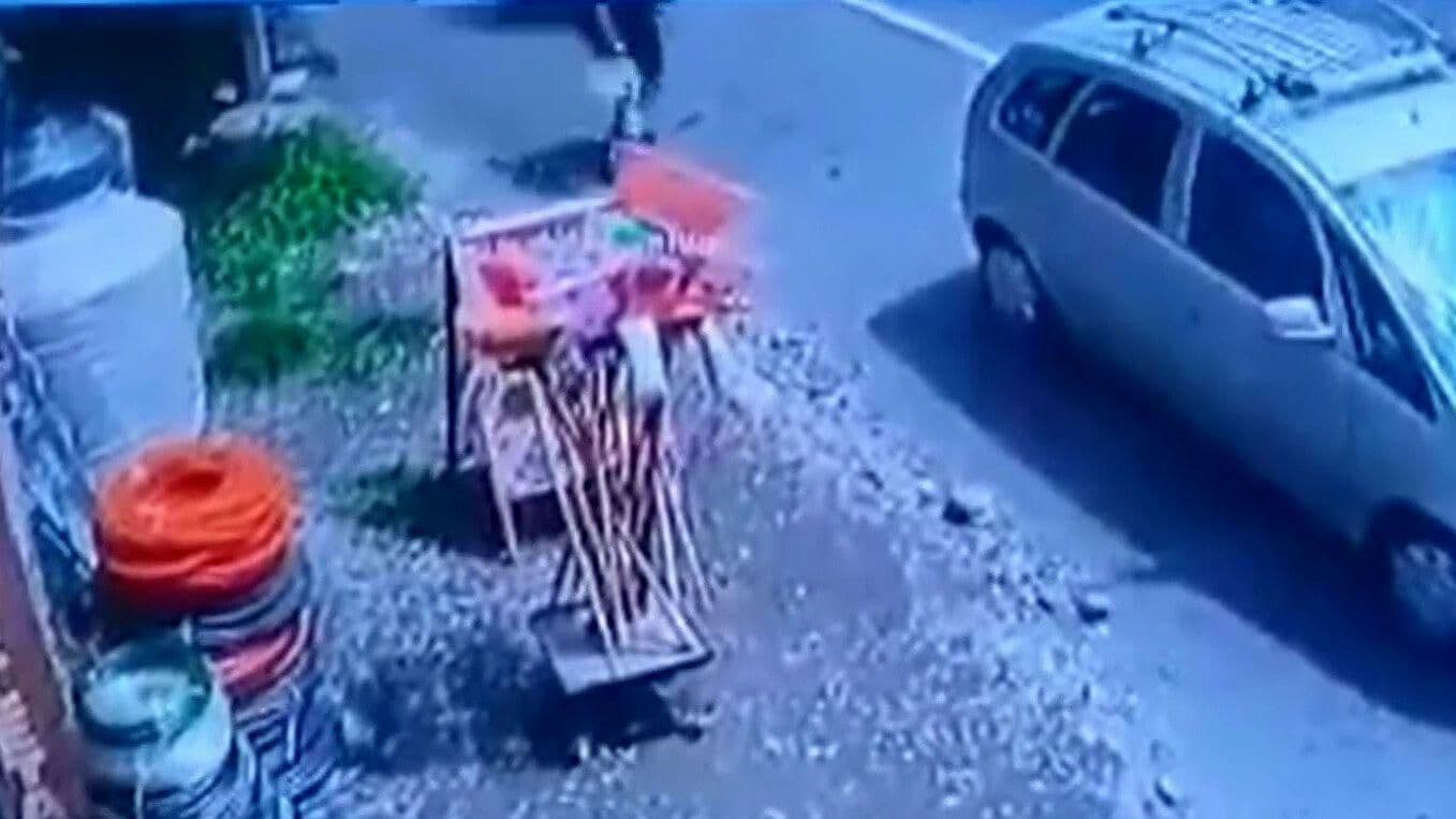 Así fue el momento exacto en que tráiler sin frenos impacta vehículos en Yecapixtla