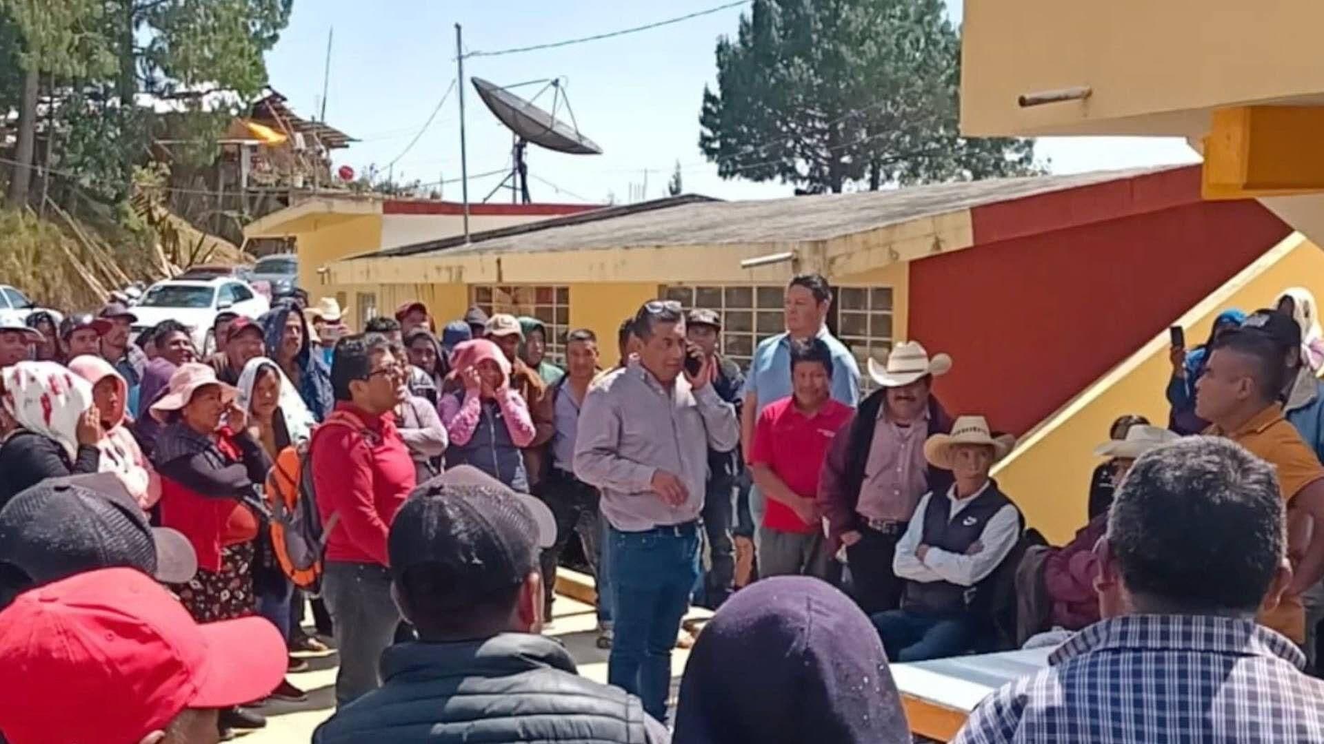 Padres Liberan a Director de Telebachillerato y a Supervisor tras Retenerlos en Soledad Atzompa