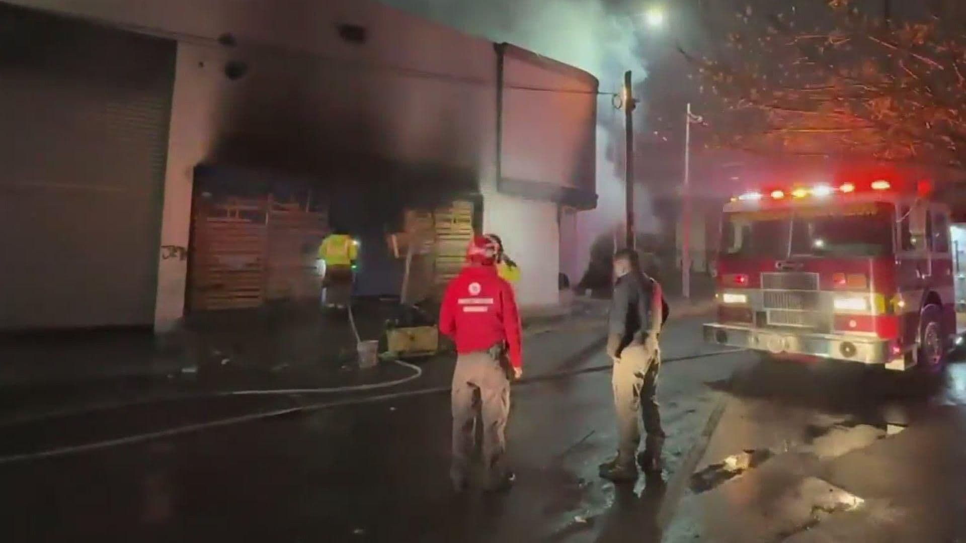 Mitigan Frío con Fogata, Provocan Incendio en Av. Colón en Centro de Monterrey