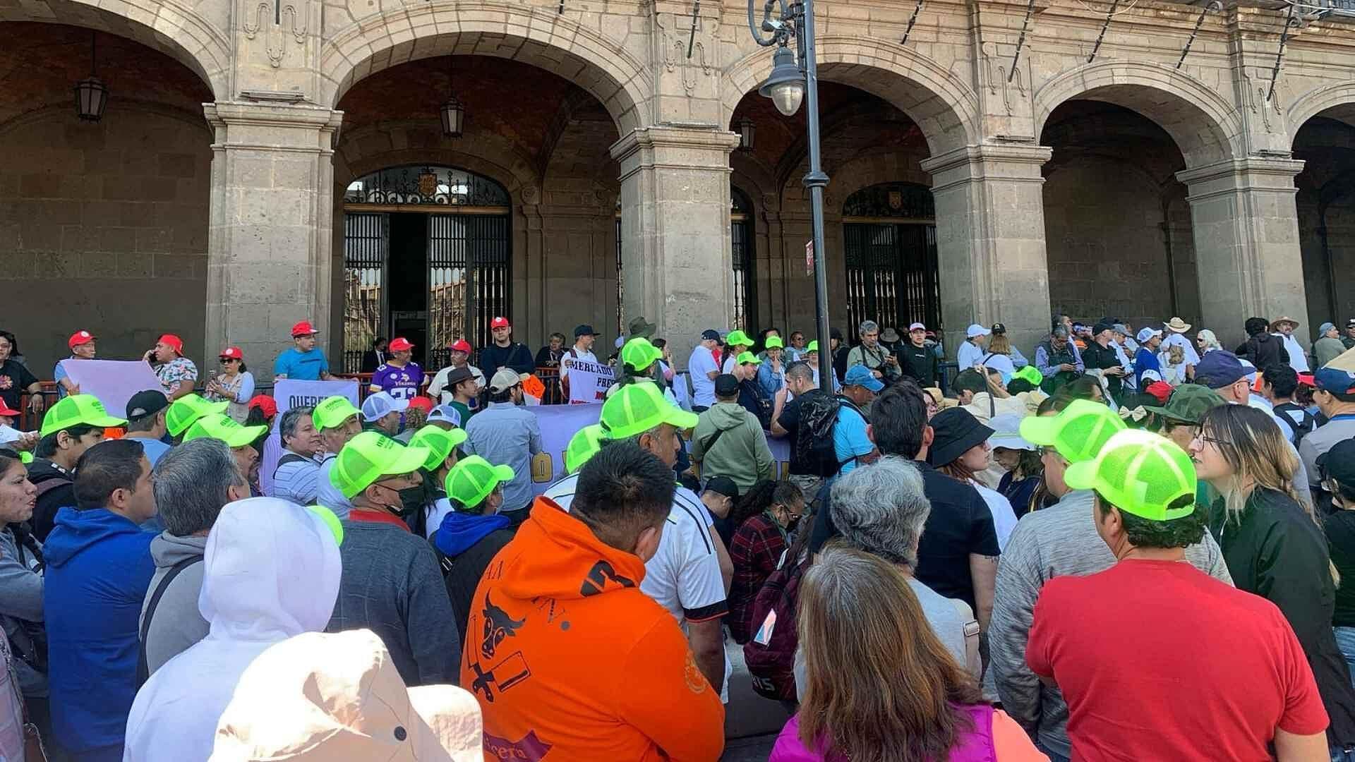 Locatarios de Mercados Esperan Respuesta de Autoridades en el Zócalo Capitalino