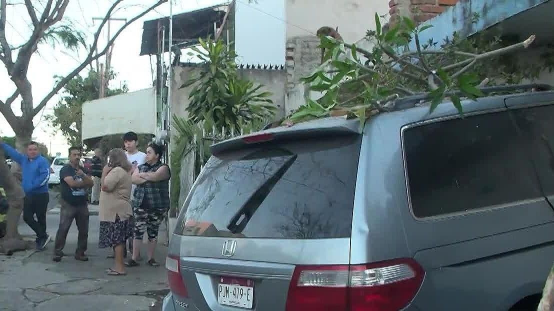 Vehículo Tripulado por Jóvenes se Estrella Contra Vivienda de Oblatos; se Dieron a la Fuga