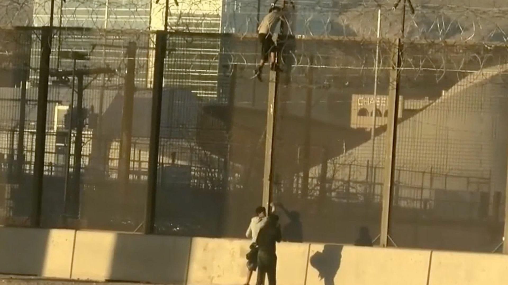 Captan a Jóvenes Intentando Cruzar el Muro Fronterizo en Ciudad Juárez