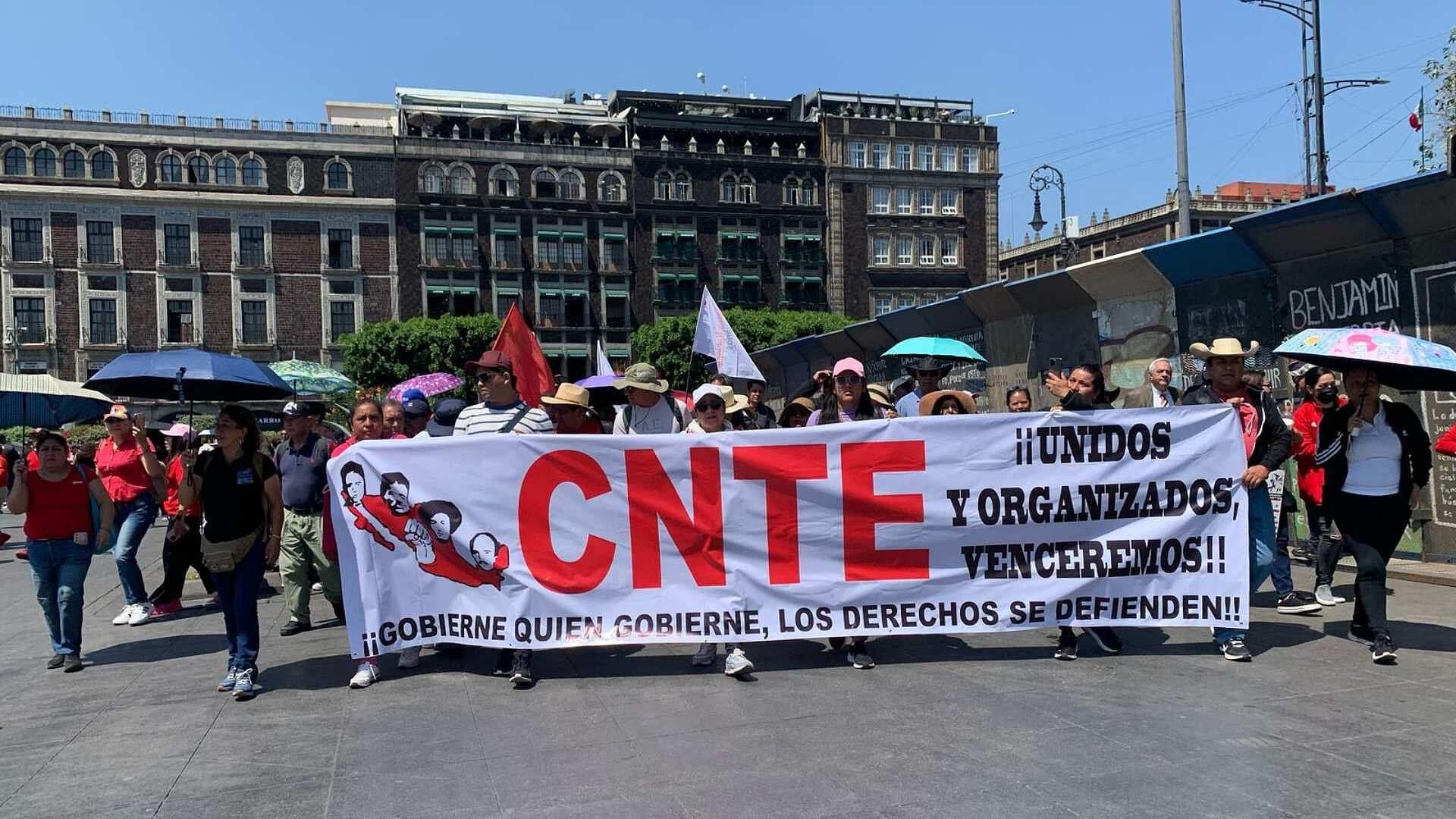 Integrantes de la CNTE Concluyen Mitin en el Zócalo Capitalino y Comienzan a Retirarse