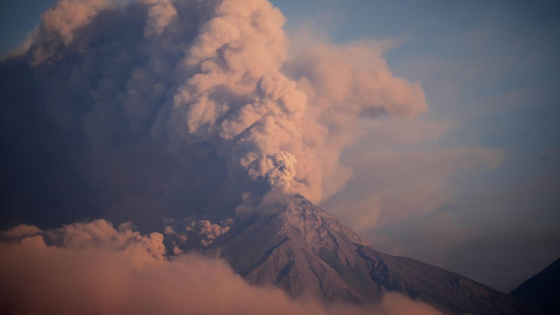 VIDEO: Volcán de Fuego en Guatemala Entra en Erupción