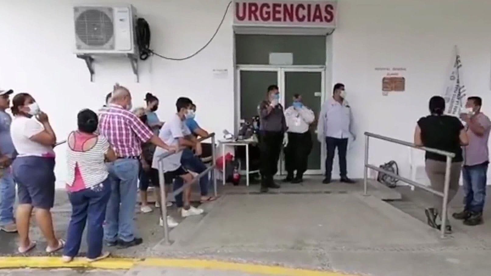 Familiares de alumnos intoxicados en Álamo Temapache exigen explicaciones