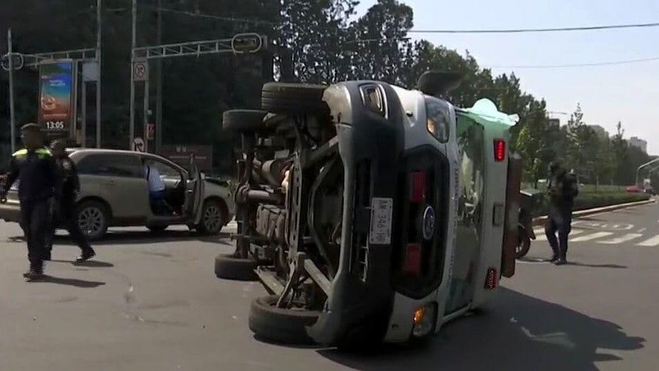 Vuelca ambulancia en Chapultepec y Florencia en la CDMX