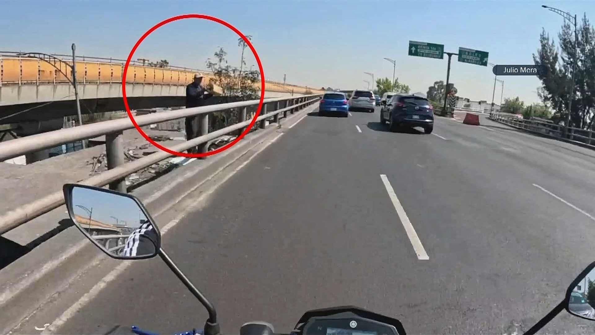 VIDEO: Hombre Amaga con Lanzar Objetos a Conductores en el Distribuidor Heberto Castillo, CDMX