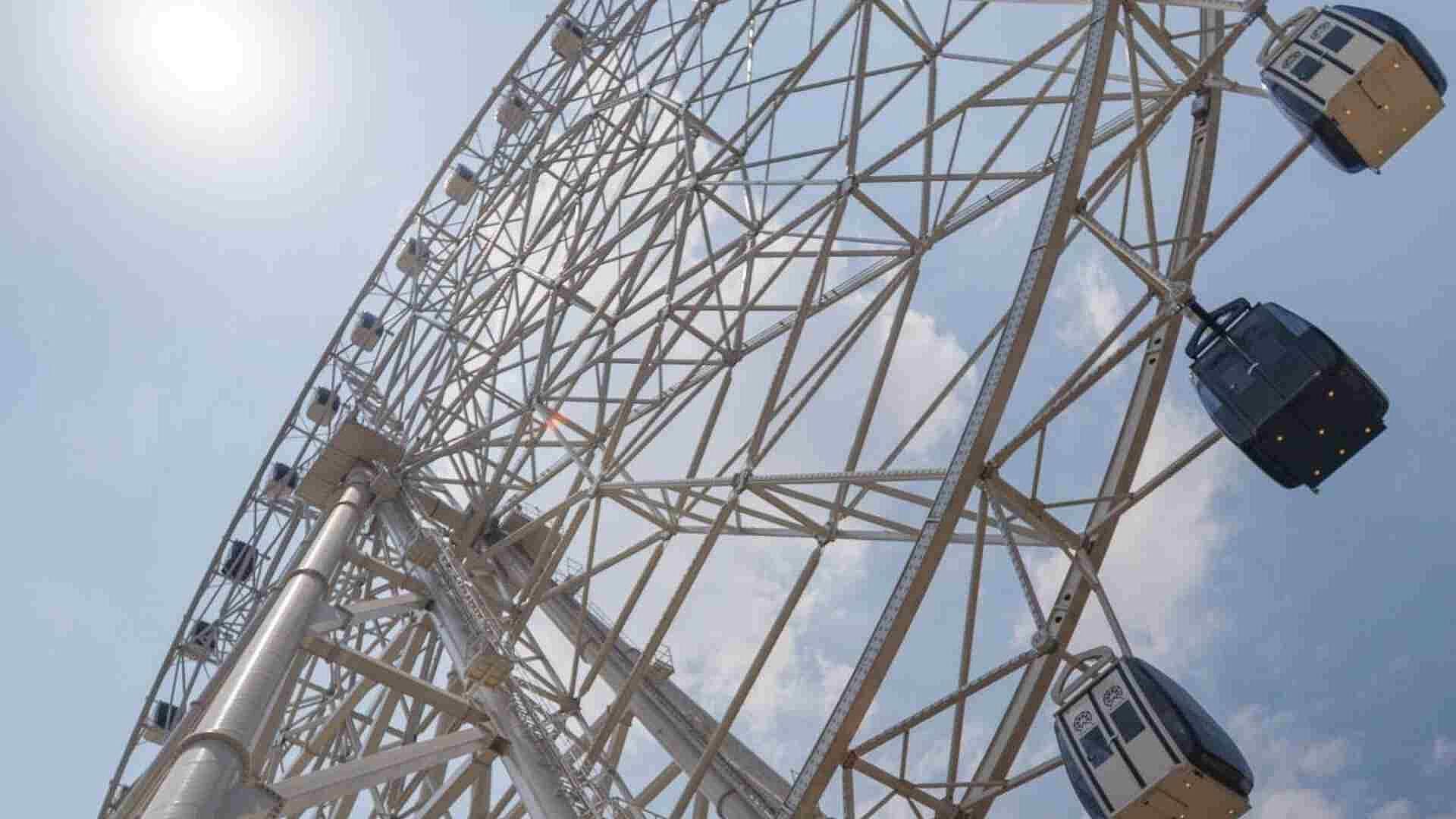 Rueda de la Fortuna de Aztlán Deja a Visitantes "Colgados" en las Alturas