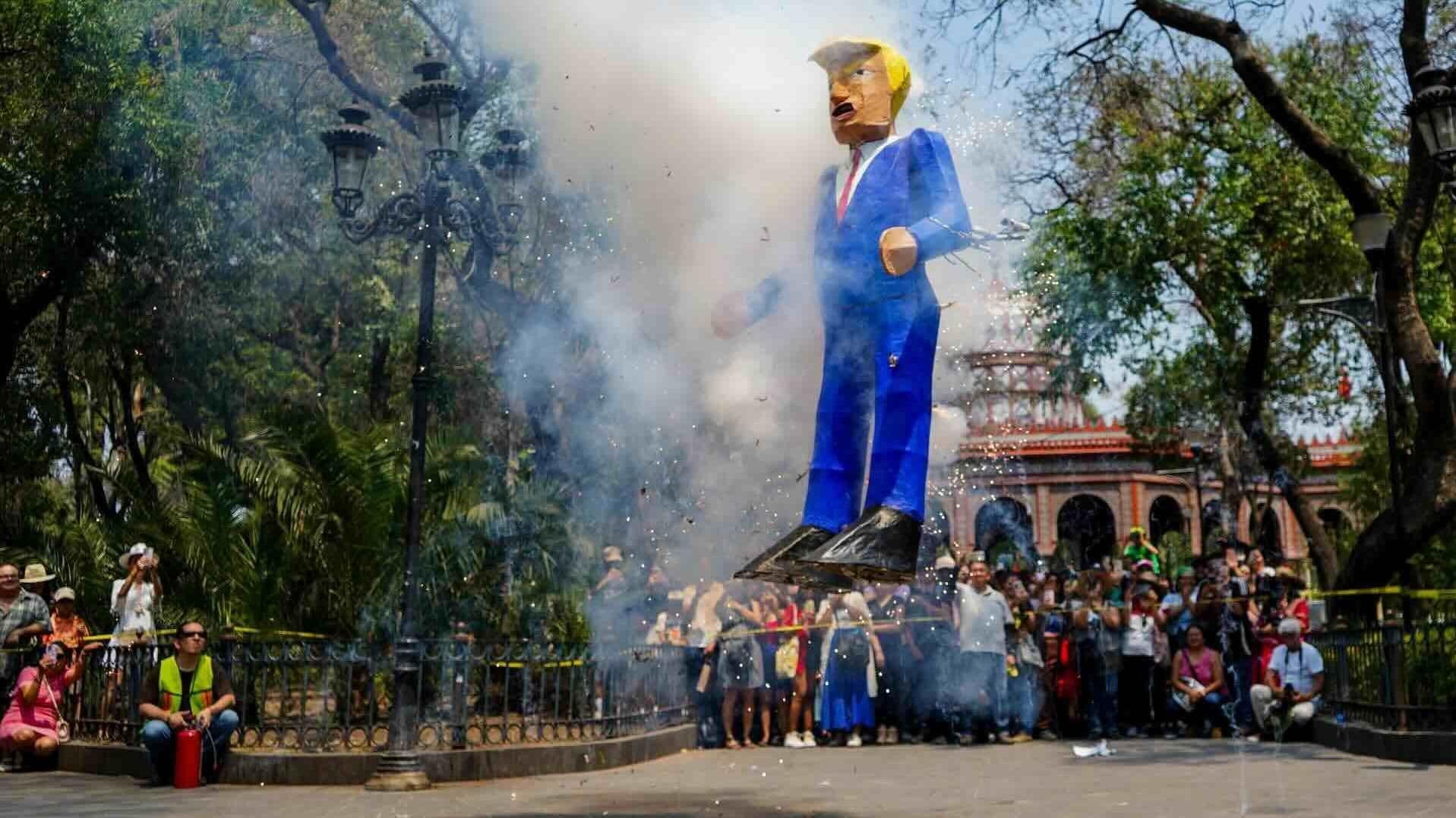 Tradicional Quema de Judas en la Merced Balbuena: Personajes Polémicos en el Fuego