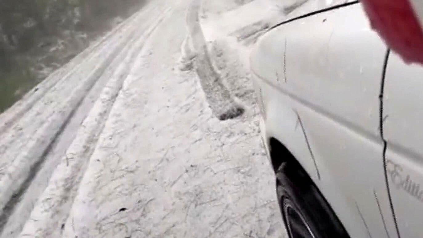 Granizo Cubre Carretera en Tejupilco, Estado de México