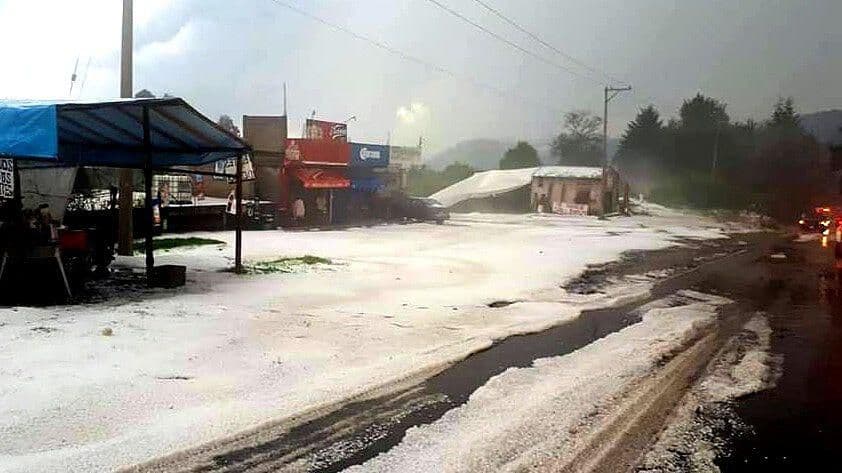 Intensa Granizada Cubre de Hielo Calles de Tejupilco, Edomex
