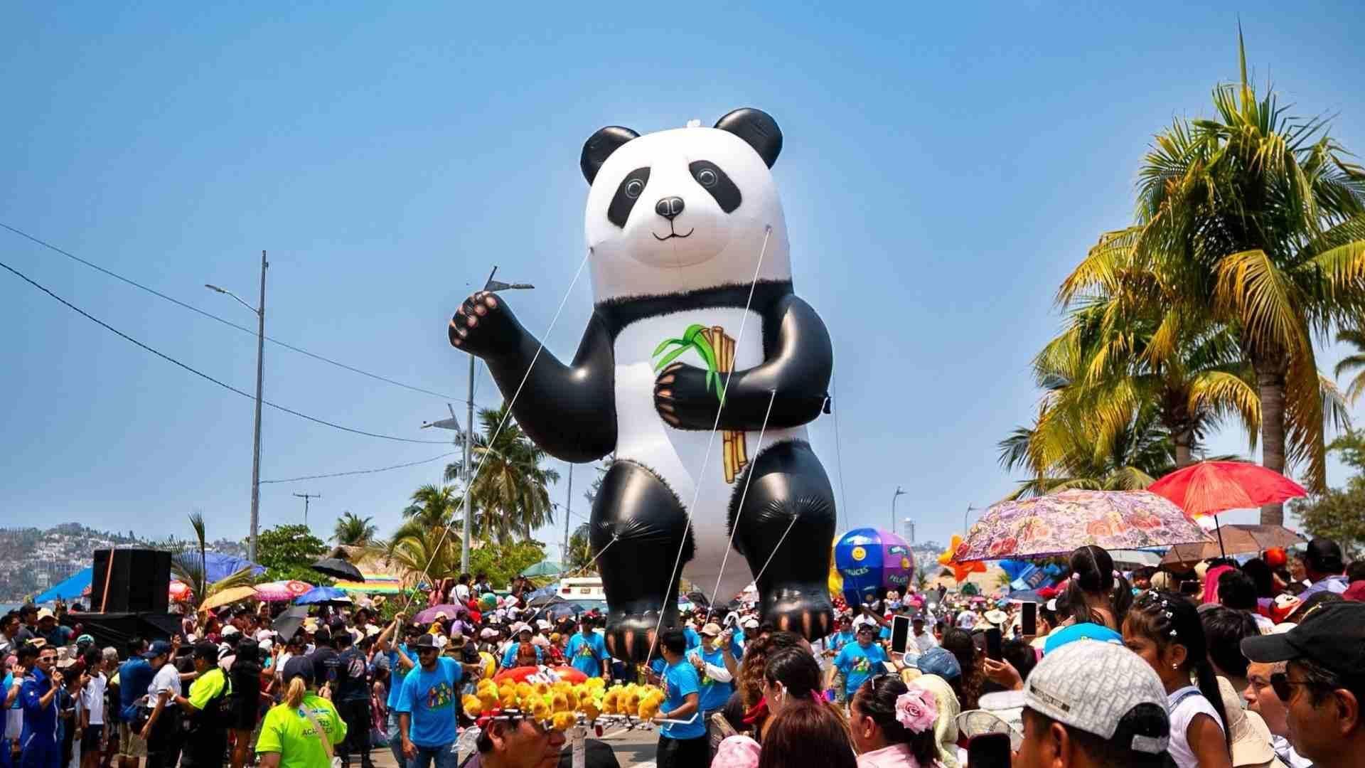 Globos Gigantes Desfilan en Puerto de Acapulco por Día del Niño y la Niña