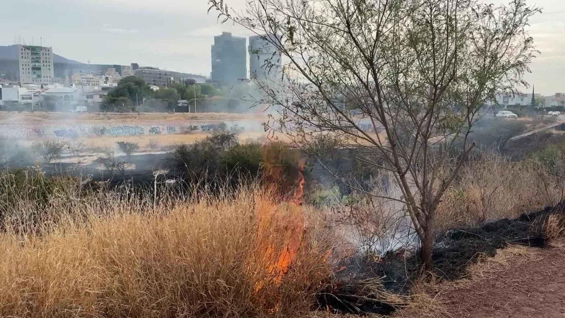 Se Registró un Incendio en Pastizales en un Terreno de el Bordo de Agua en Centro Sur