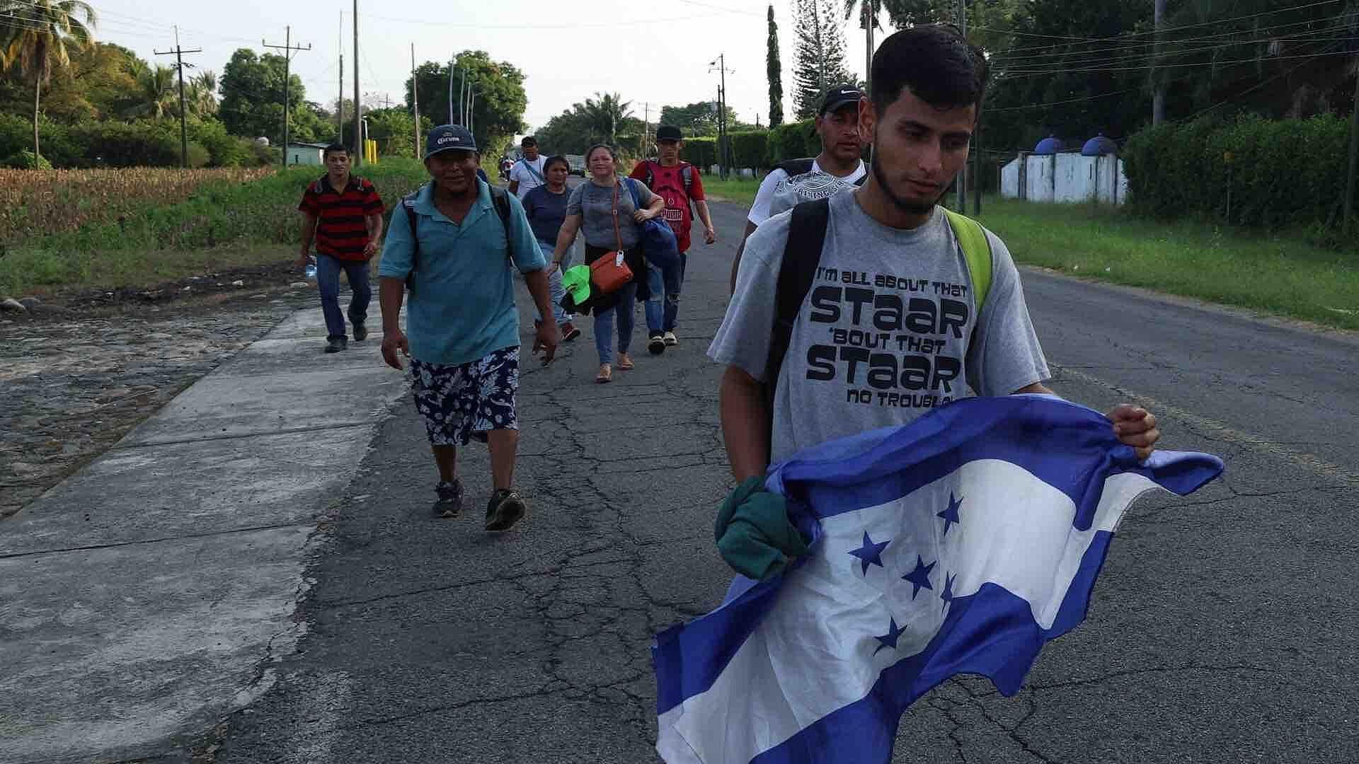 Migrantes de la Tercera Caravana Se Entregan al INM en Mapastepec, Chiapas