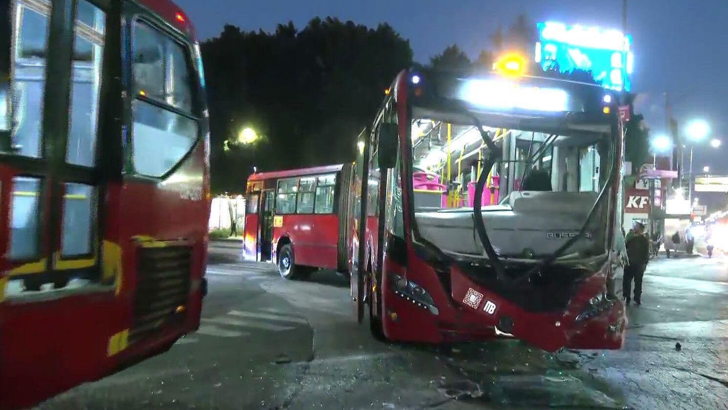 Chocan Unidad del Metrobús y RTP en Av. Chapultepec, CDMX