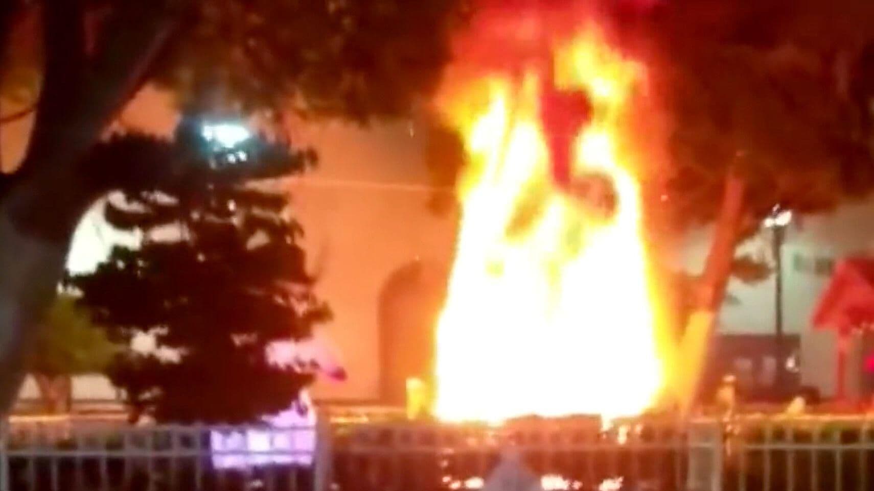 Captan Incendio de Árbol de Navidad en Xichú, Guanajuato