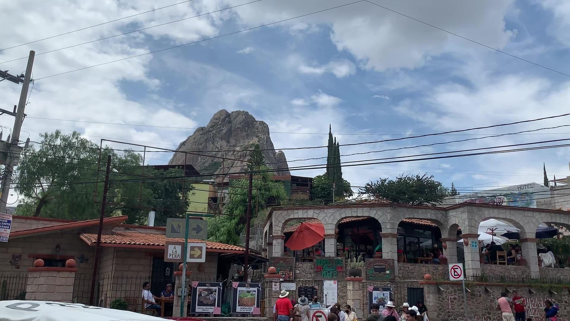Piden Cancelar Chelas con Forma de Pene en la Peña de Bernal