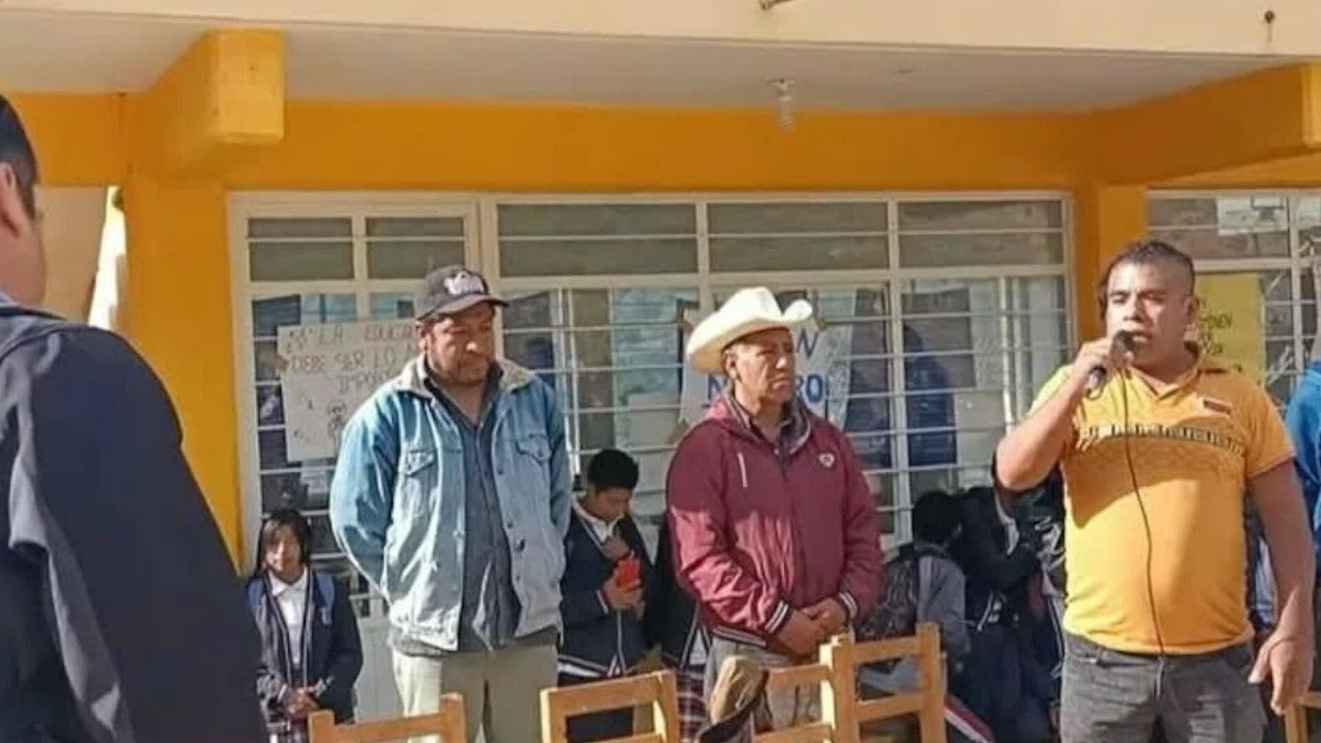 Padres de Familia Retienen a Supervisor de Zona por Falta de Maestros en Soledad Atzompa