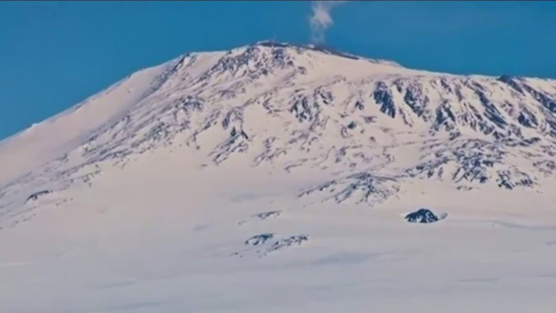 Este Volcán Lanza Rocas y ¡Oro!