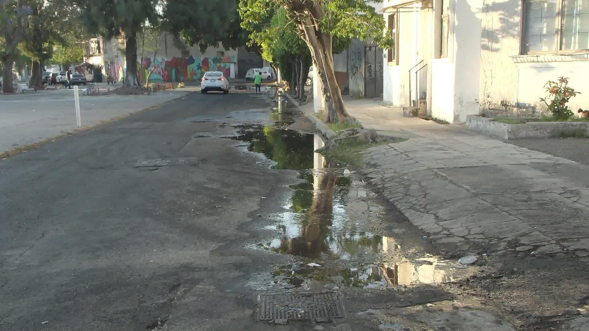 Desperdician Agua en las calles de la Colonia Constitución