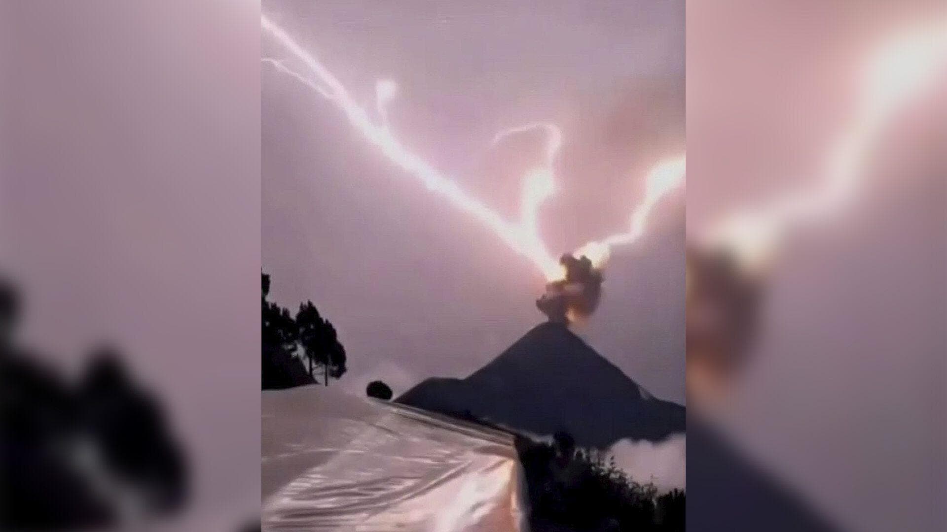 VIDEO: Rayo Impacta el Volcán de Fuego de Guatemala