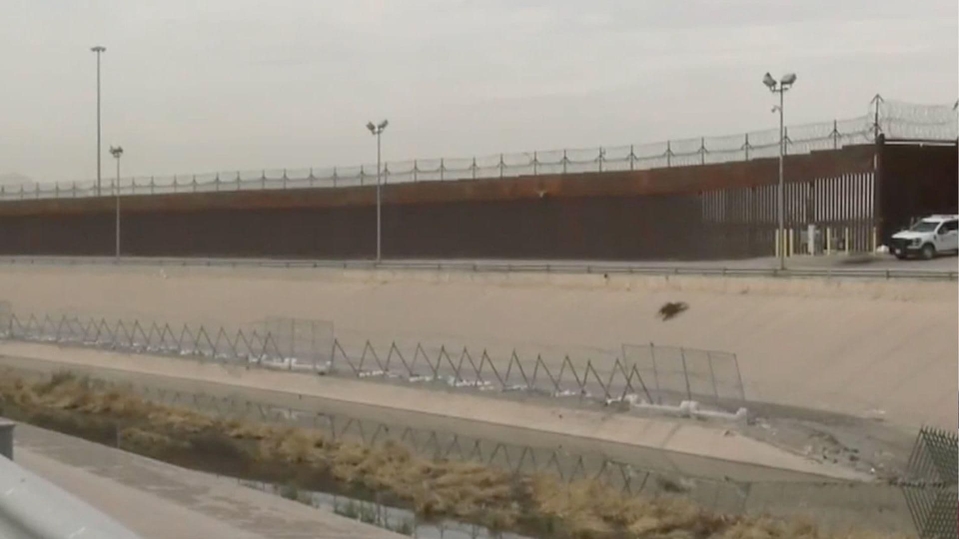 Refuerzan Muro Fronterizo en Ciudad Juárez con Alambre de Púas y Luminarias