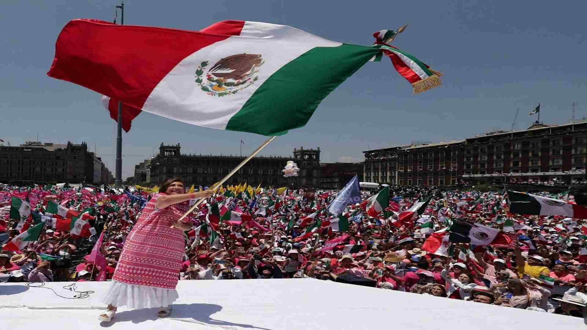 Marea Rosa Arropa a Xóchitl Gálvez en el Zócalo Capitalino
