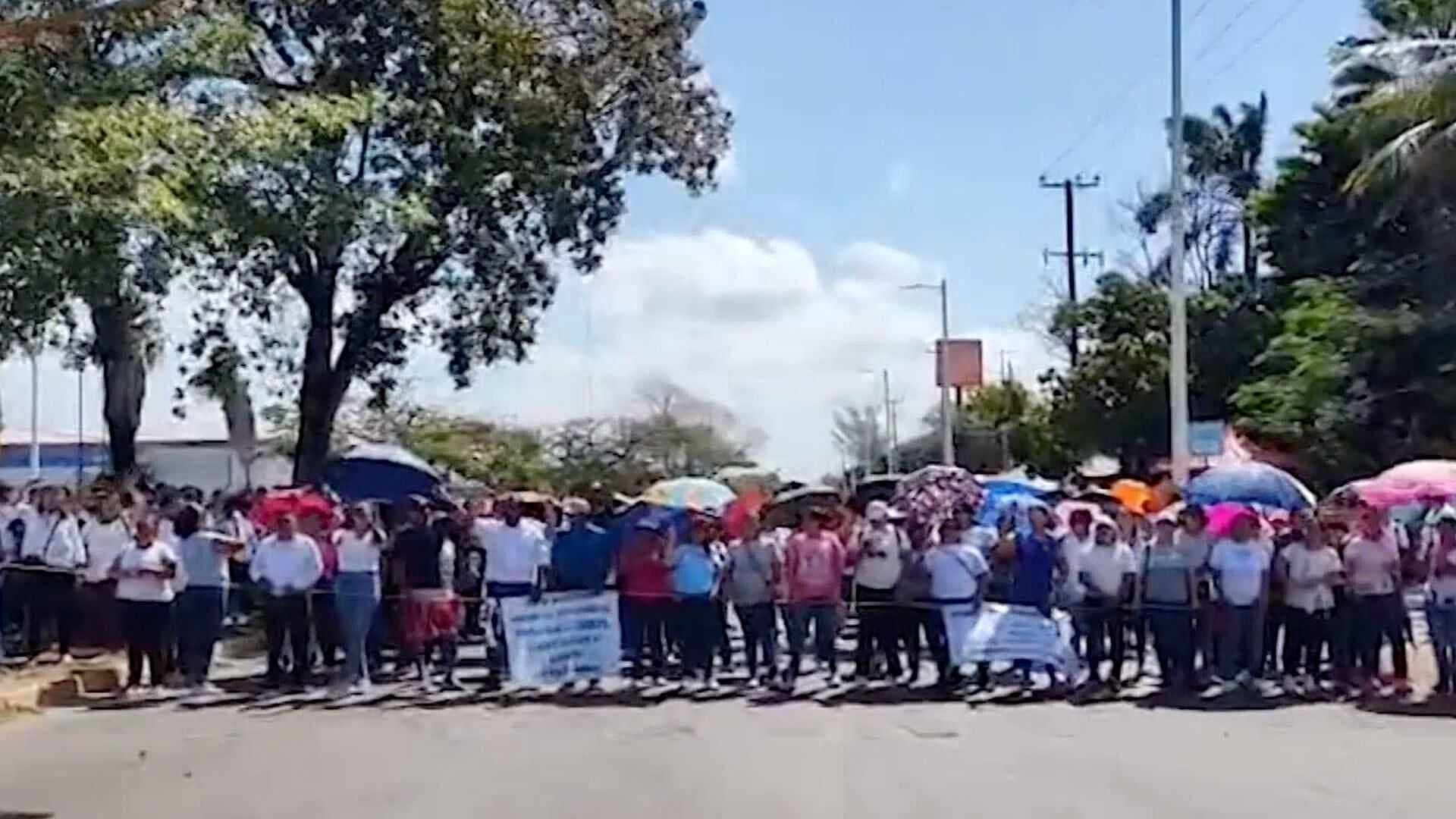 Docentes Cierran Avenida Frente Secretaría de Educación en Chetumal; Continúan las Protestas