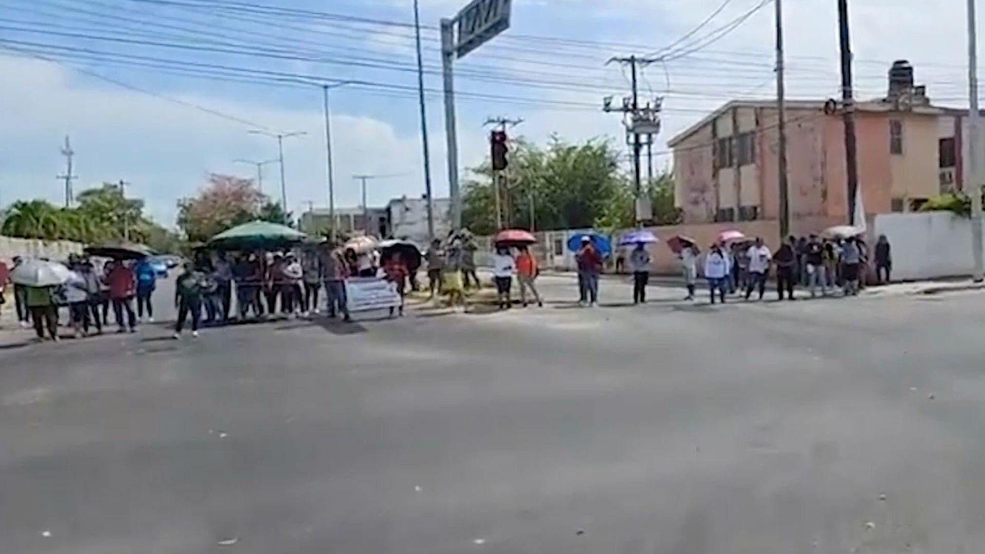 ¡Mantendrán Paro Indefinido! Maestros Bloquean Acceso a Avenida Insurgentes en Chetumal