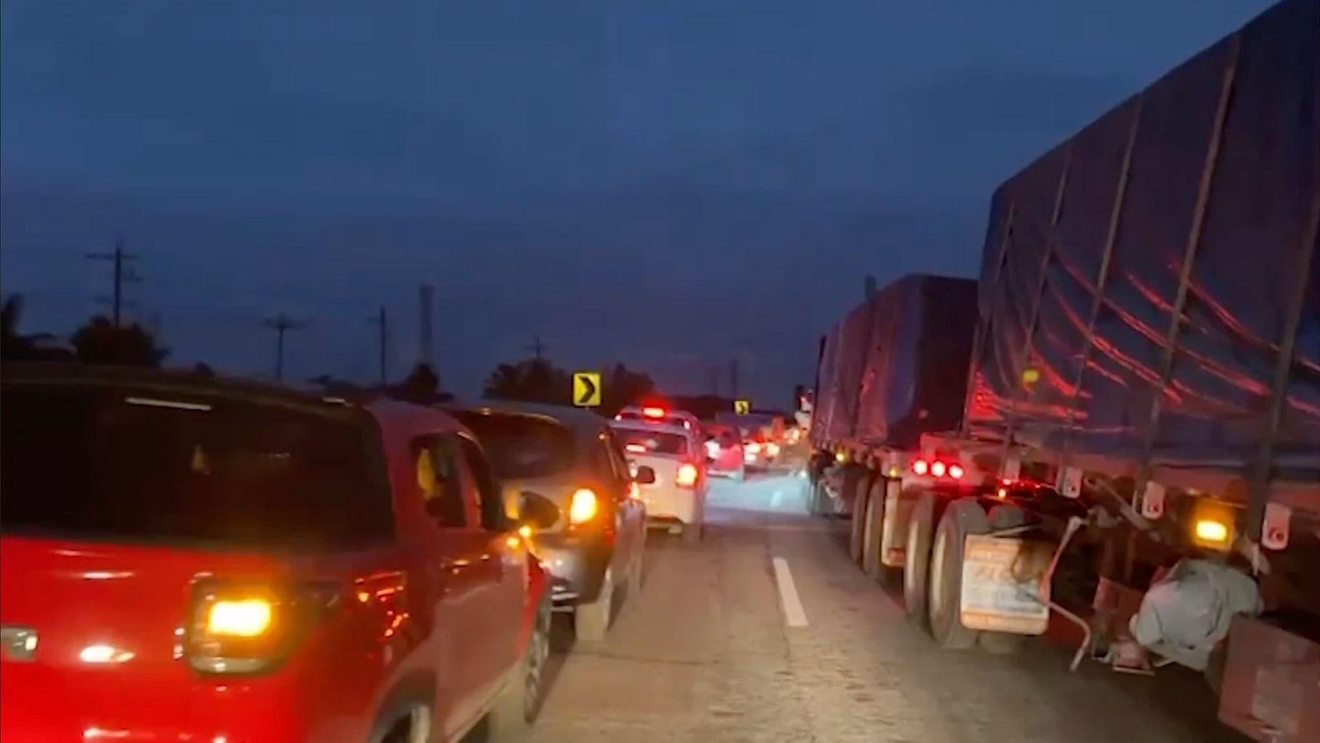 Docentes Protestan en Contra Reforma a la Ley Issste en Carretera de Chetumal
