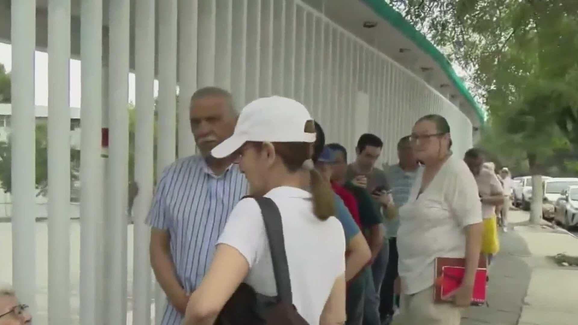 Madrugan Para Votar en La Primavera y Hay Retraso