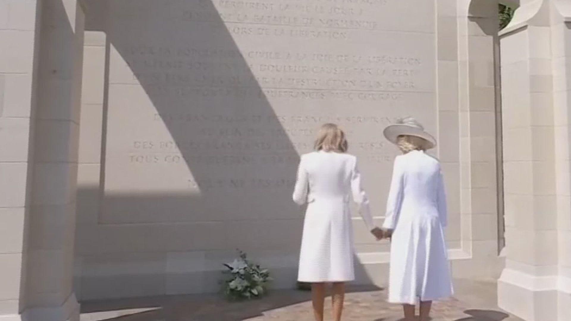 Brigitte Macron Intenta Tomar Mano de la Reina Camila