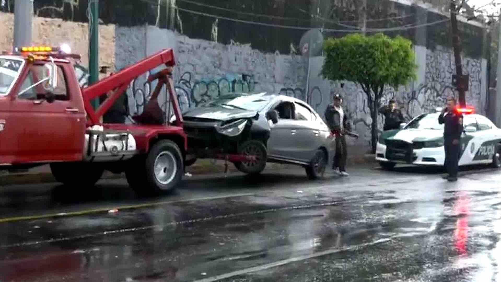 Vuelca Auto Particular en Avenida Observatorio al Cruce con Parque Lira
