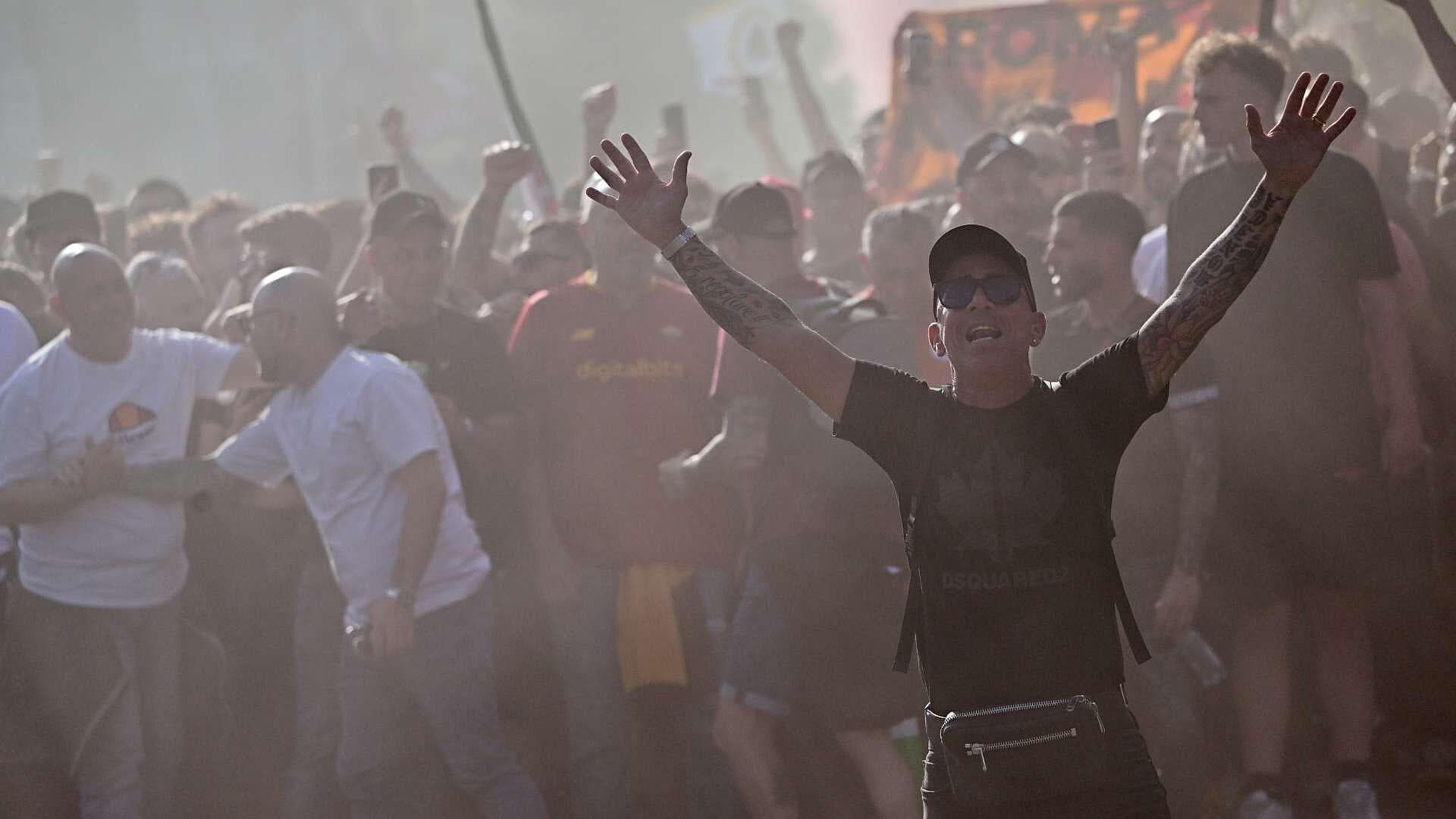 Aficionados de la Europa League Arman Riña en Budapest