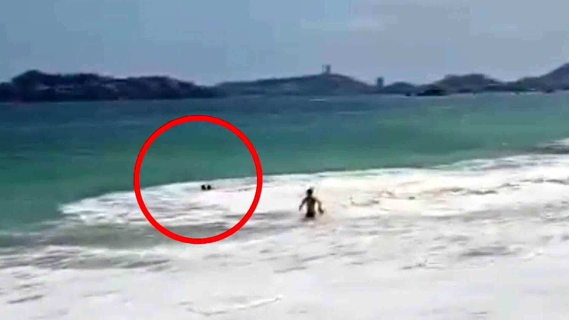 Rescatan a Turista Capitalino Arrastrado por el Oleaje en Playa de Acapulco