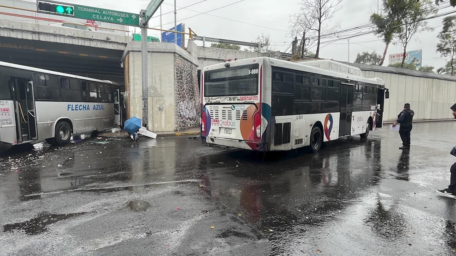 Qrobús Impacta a una Unidad de Flecha Azul al Pasarse el Alto