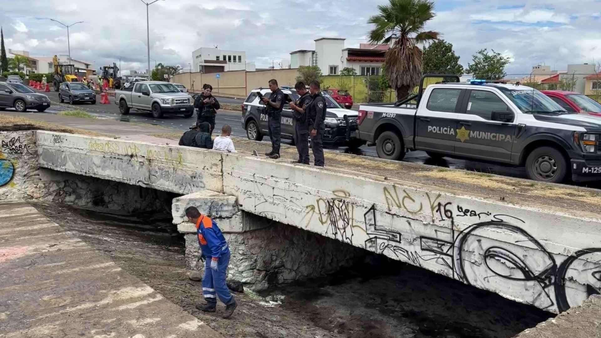 Desalojan a 3 Personas del Dren Pluvial de Centro Sur en Querétaro
