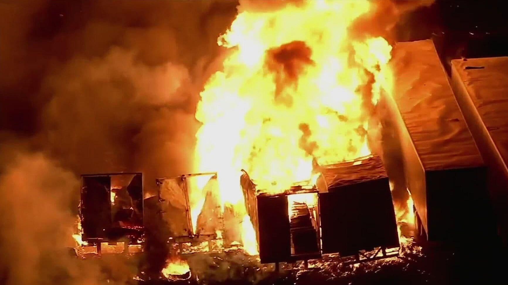 Bomberos Sofocan Incendio en Almacén de Tarimas en Phoenix