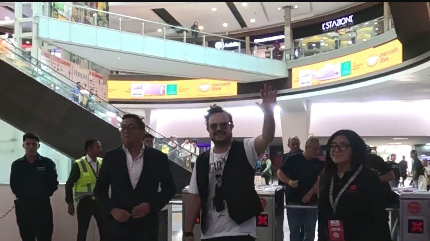 Aleks Syntek da Concierto en Movimiento en el Tren Suburbano