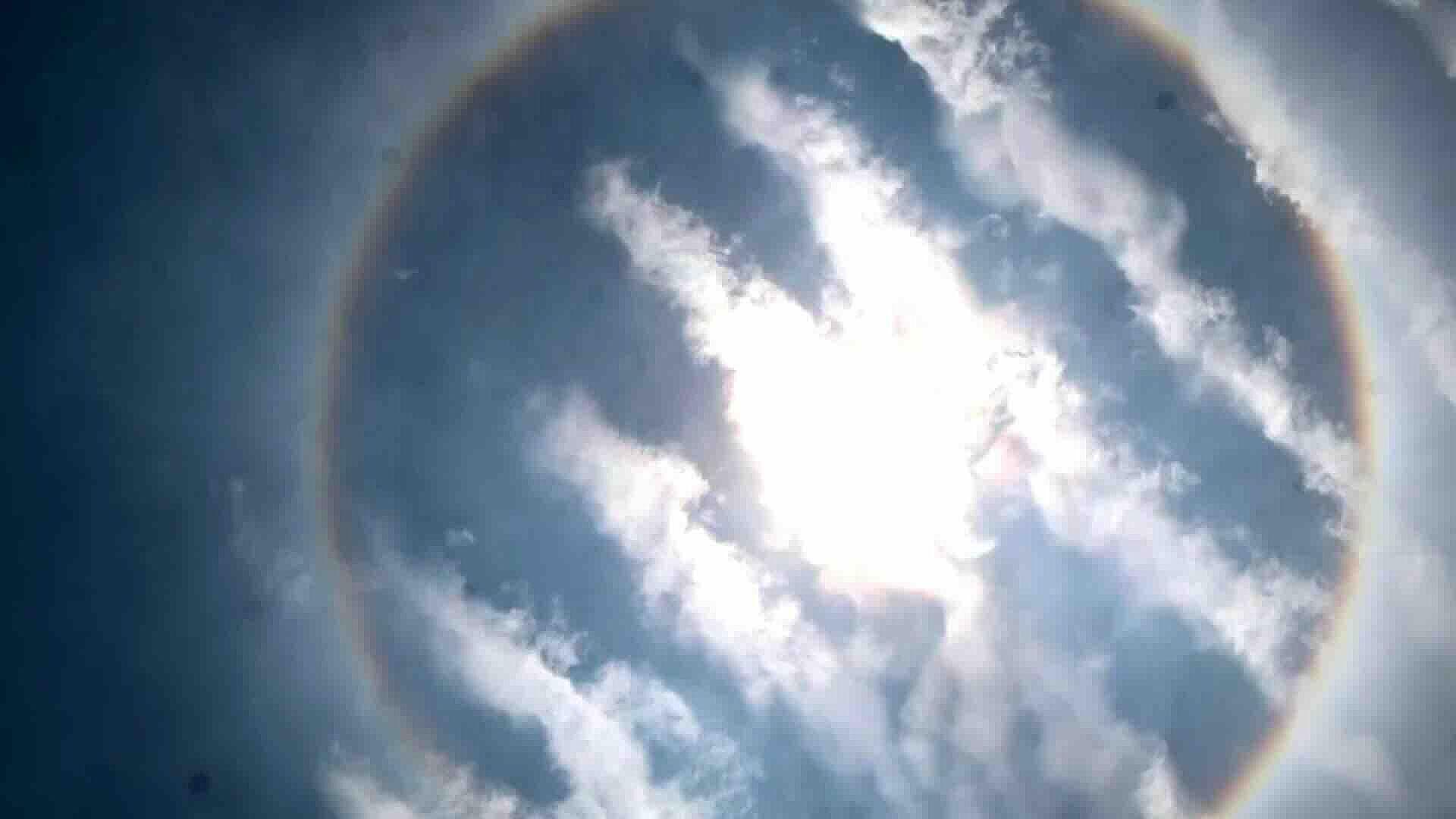 Halo Solar Sorprende a Capitalinos con Anillo Multicolor en el Cielo