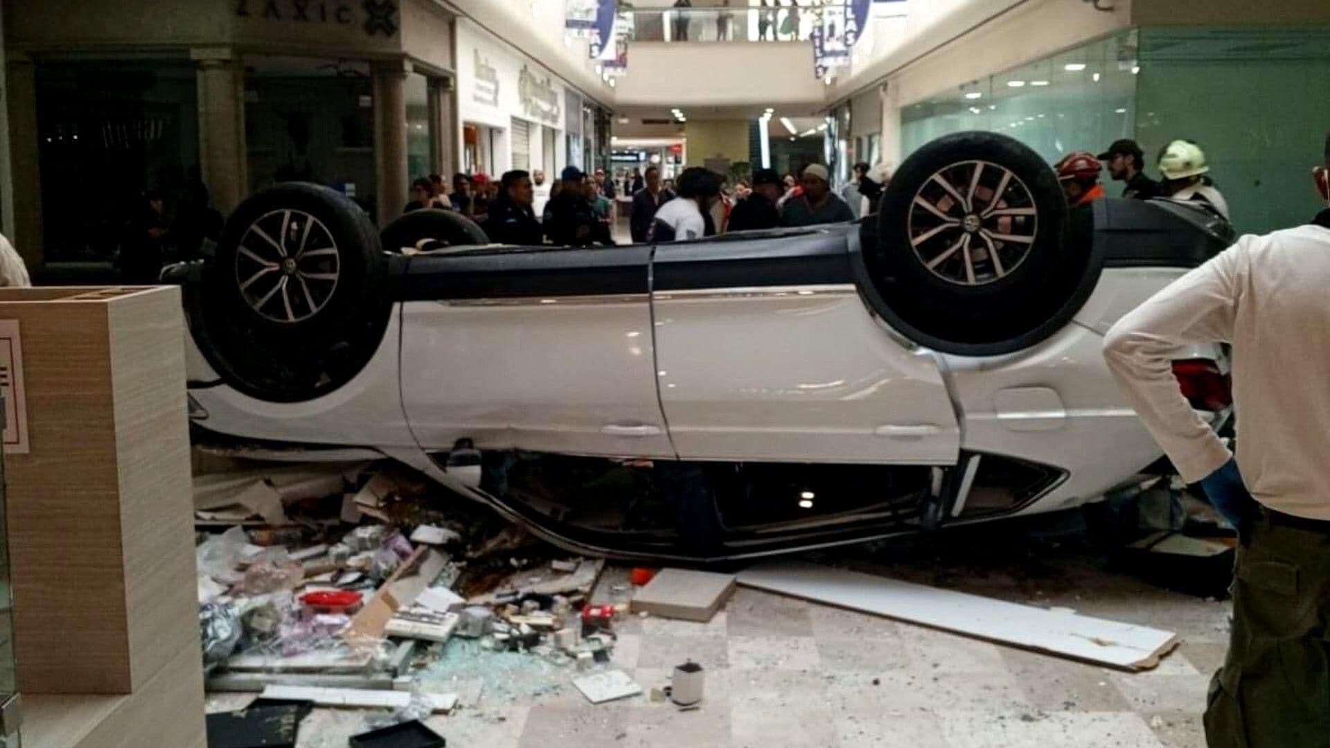 Sigue Hospitalizada Mujer Que Cayó con su Camioneta Desde Estacionamiento en Plaza Comercial