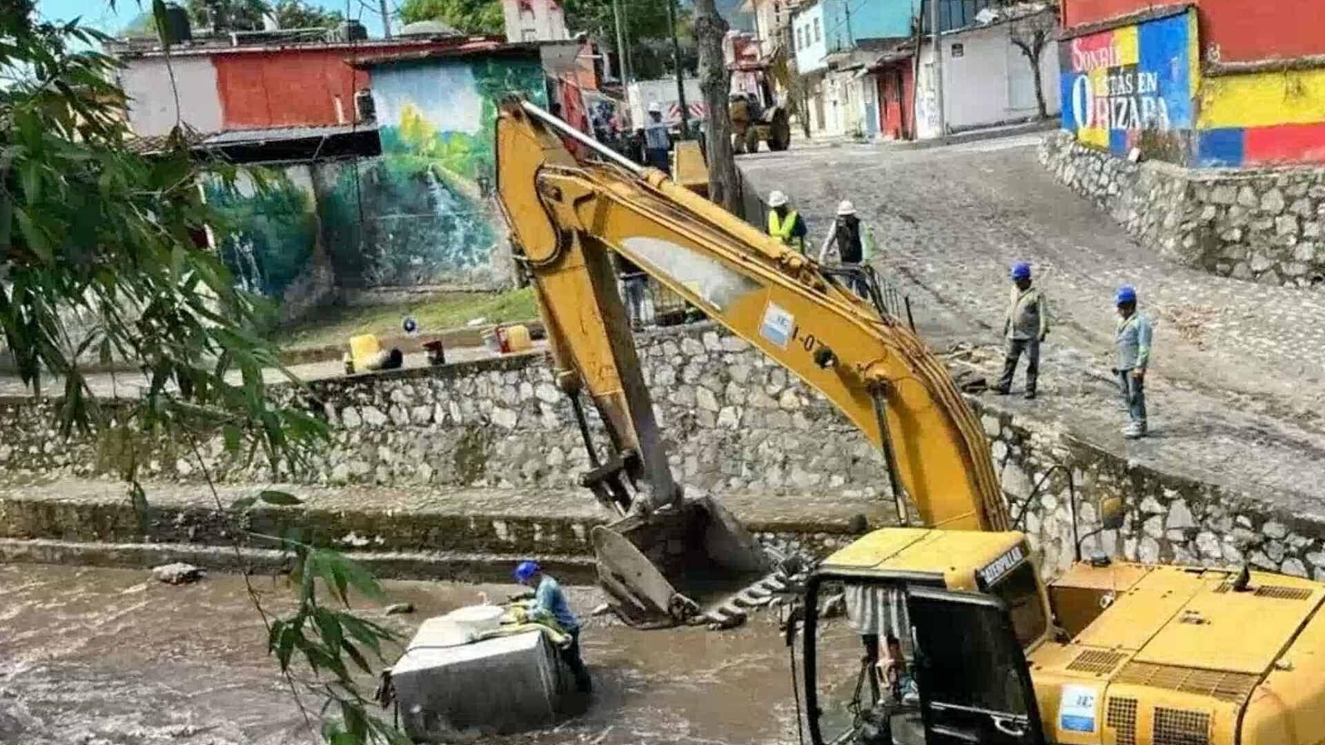 Camión de Volteo Cae a Río Orizaba; Chofer Salió Ileso
