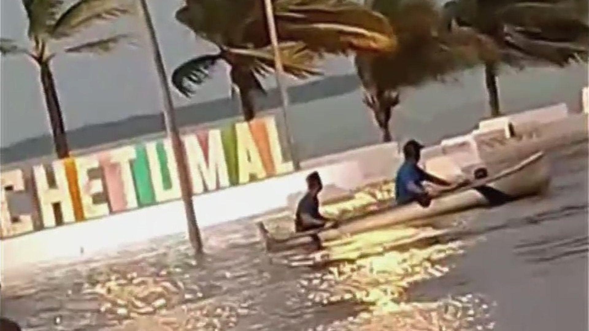 VIDEO: Así Captaron a Pobladores de Chetumal para 'Sortear' las Fuertes Inundaciones