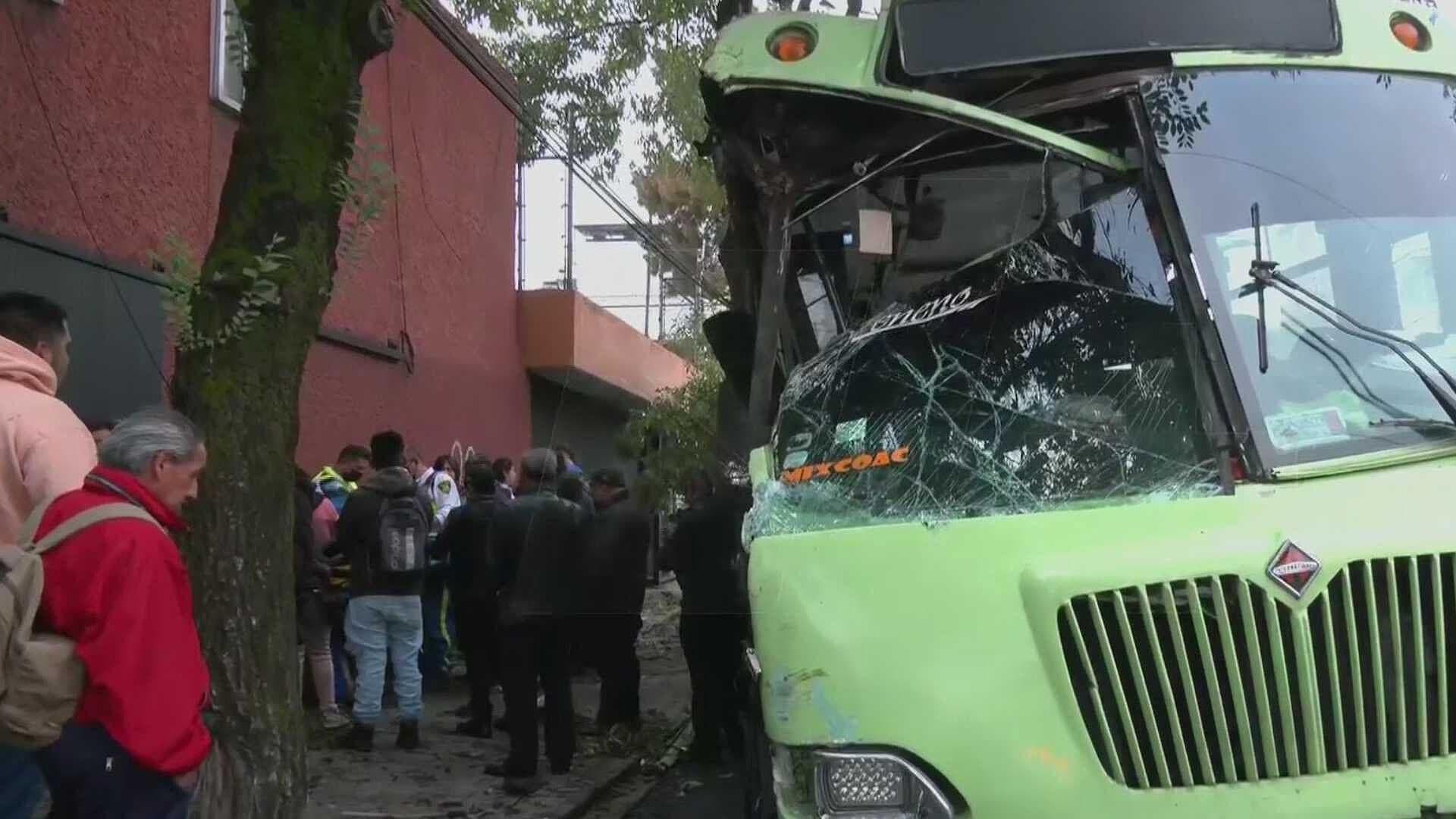 Camión de Pasajeros Se Impacta con Árbol en Calzada de las Águilas, Álvaro Obregón