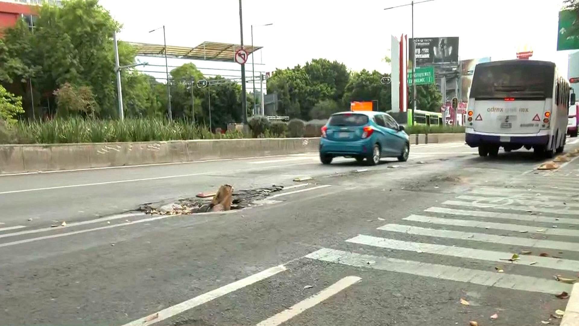 Reportan Hundimiento de Pavimento en Carril Confinado del Transporte Público en Av. Chapultepec