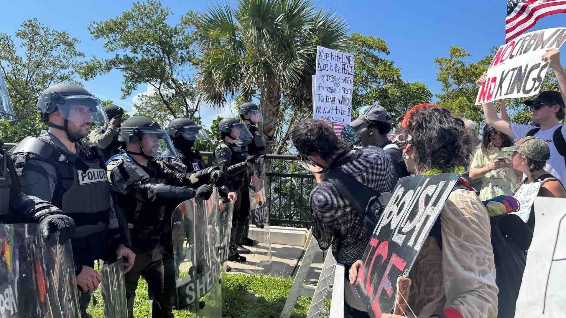 "No Kings": Miles se Manifiestan en Mar-a-Lago Contra Trump
