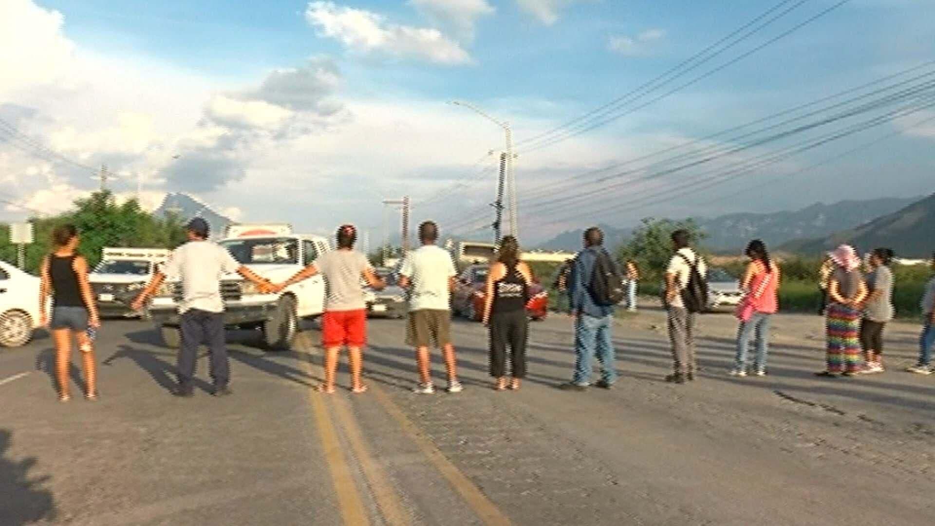 Protestan y Bloquean Vecinos por Falta de Agua, Avenida Heberto Castillo, en García, NL