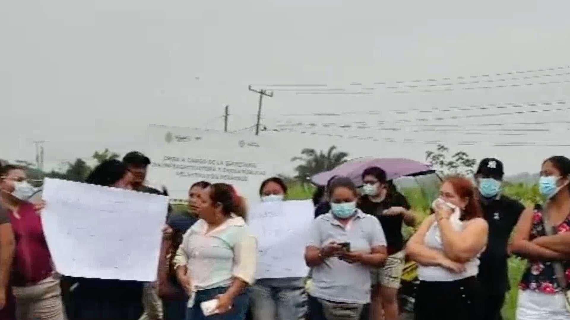 Bloqueo en Carretera de Nanchital; Habitantes Denuncian Fuertes Olores Químicos