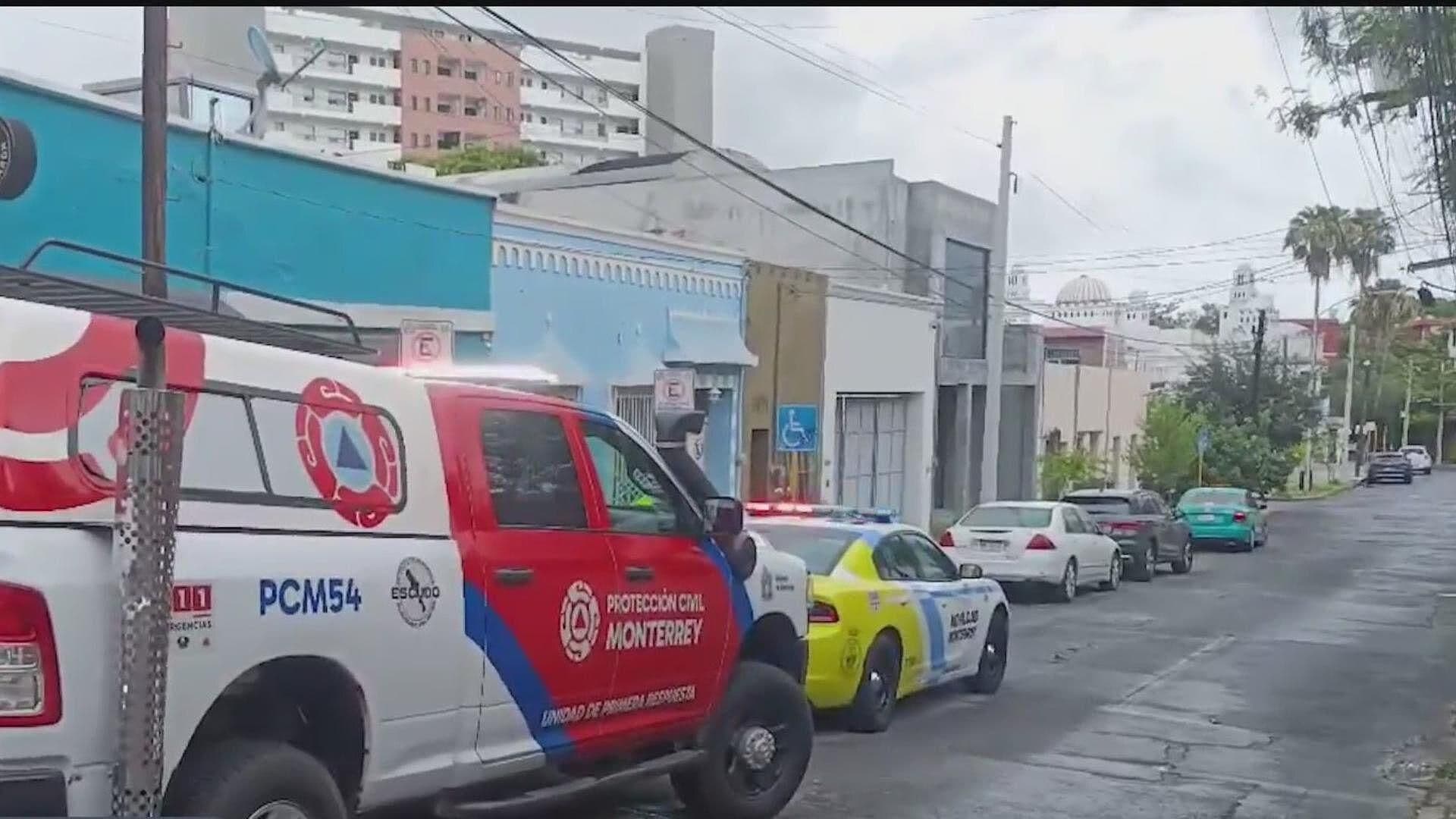 Queda Mujer Herida Tras Derrapar Motocicleta en Barrio Antiguo en Monterrey