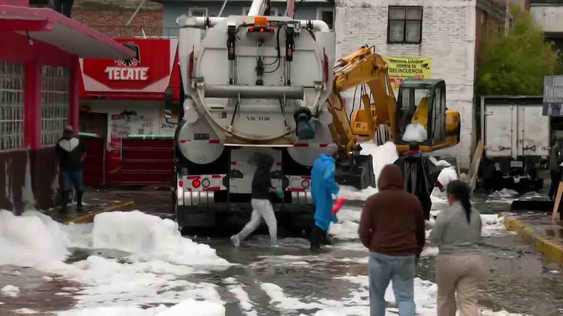 Foto | Vecinos y Autoridades Realizan Limpieza Tras Desbordamiento de Presa en Naucalpan